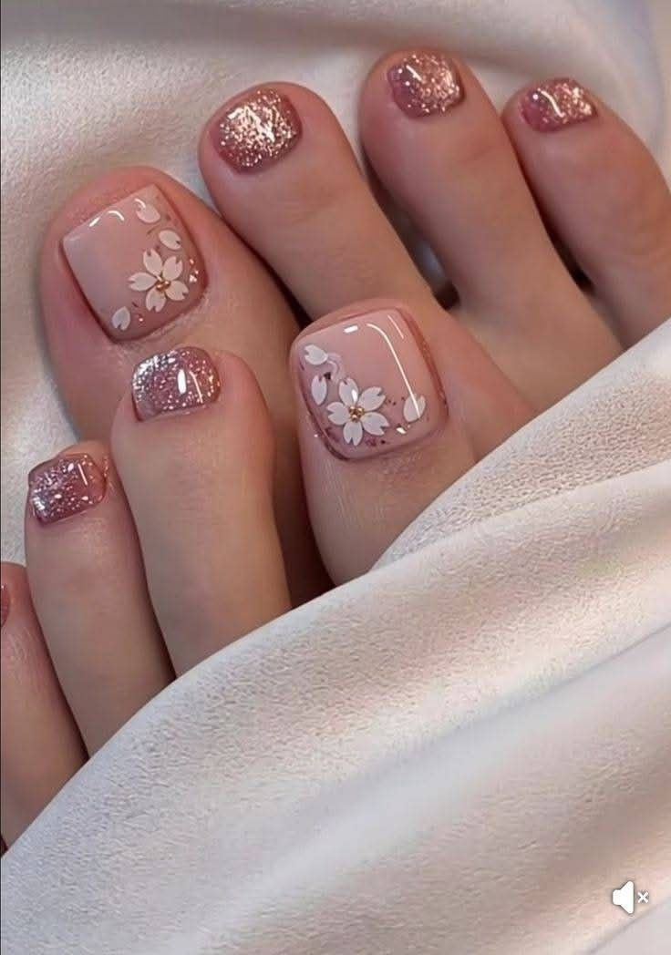 Pediküre in Rosé mit Glitzer und floralen Akzenten